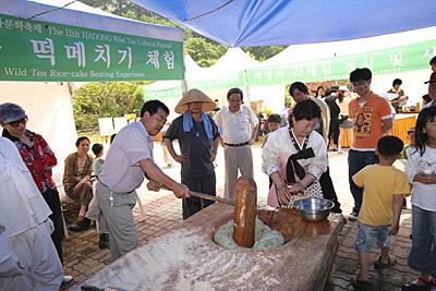 제11회 하동 야생차 문화 축제 녹차 떡 메치기 체험 썸네일 이미지